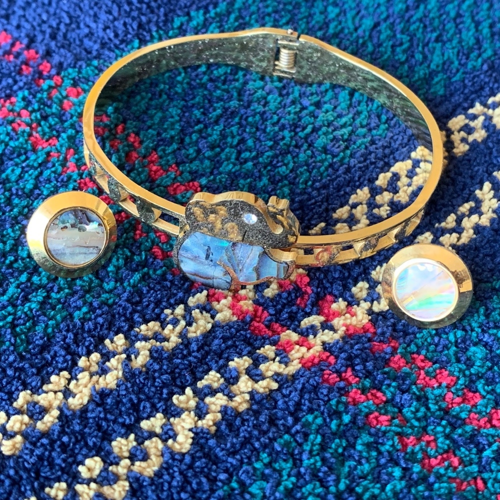 GOLDEN CUFF AND EARRING SET. BEAUTIFUL DETAILS